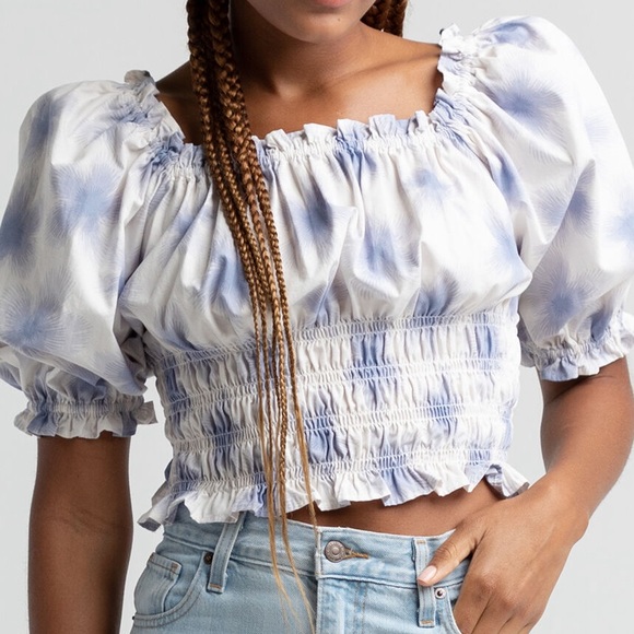 Brand: Levi’s. Size: Medium. Color: White & Purple. - Picture 1 of 3